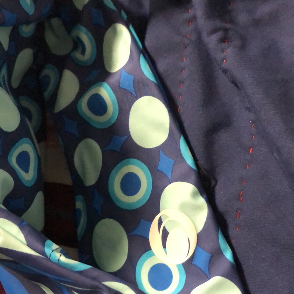 reverseable. - Picture 3 of 5
